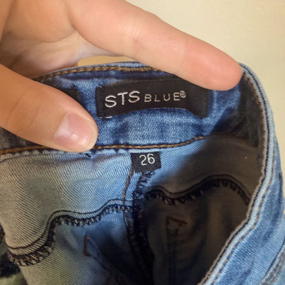 Skinny jeans, ripped knees. Size 26.